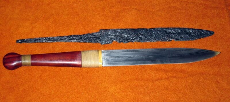 Datei:Seax with replica.jpeg