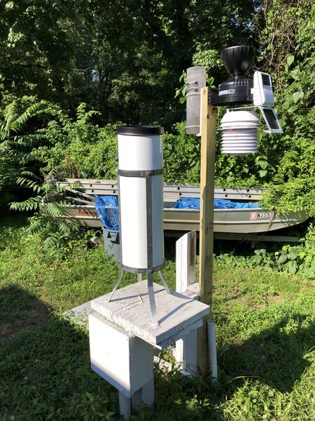 Datei:2022-06-26 17 10 27 A home weather station along Terrace Boulevard in the Parkway Village section of Ewing Township, Mercer County, New Jersey.jpg